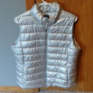 NWOT Silver size L GAP puffer vest